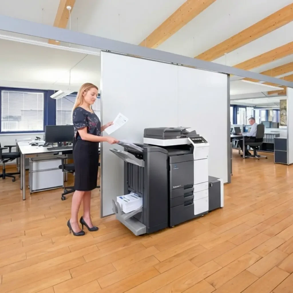 Kobieta korzysta z kserokopiarki w biurze w Płocku | R-Tech